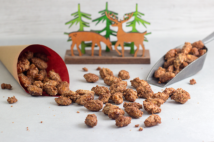 Gingerbread Candied Almonds (Gebrannte Mandeln) by the Kitchen Maus